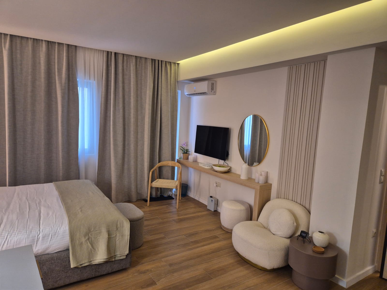 Couples suite with reading chair, TV and mirror