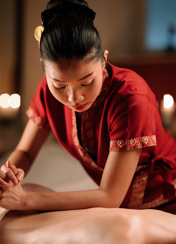 Lomi Lomi massage at Nuad Thai — therapist performing the flowing Hawaiian temple massage with long, rhythmic strokes