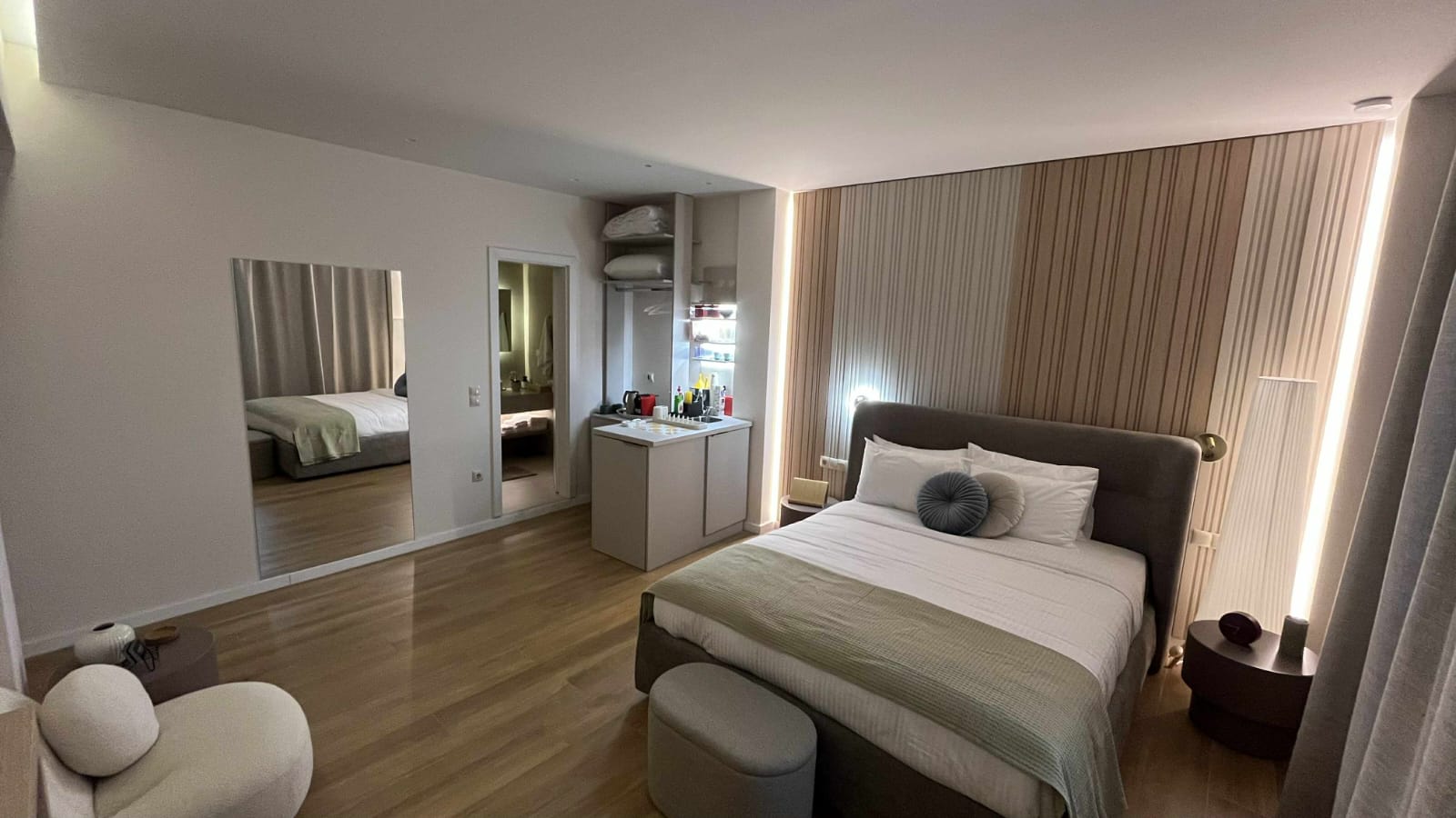 Single suite with desk, TV and kitchenette