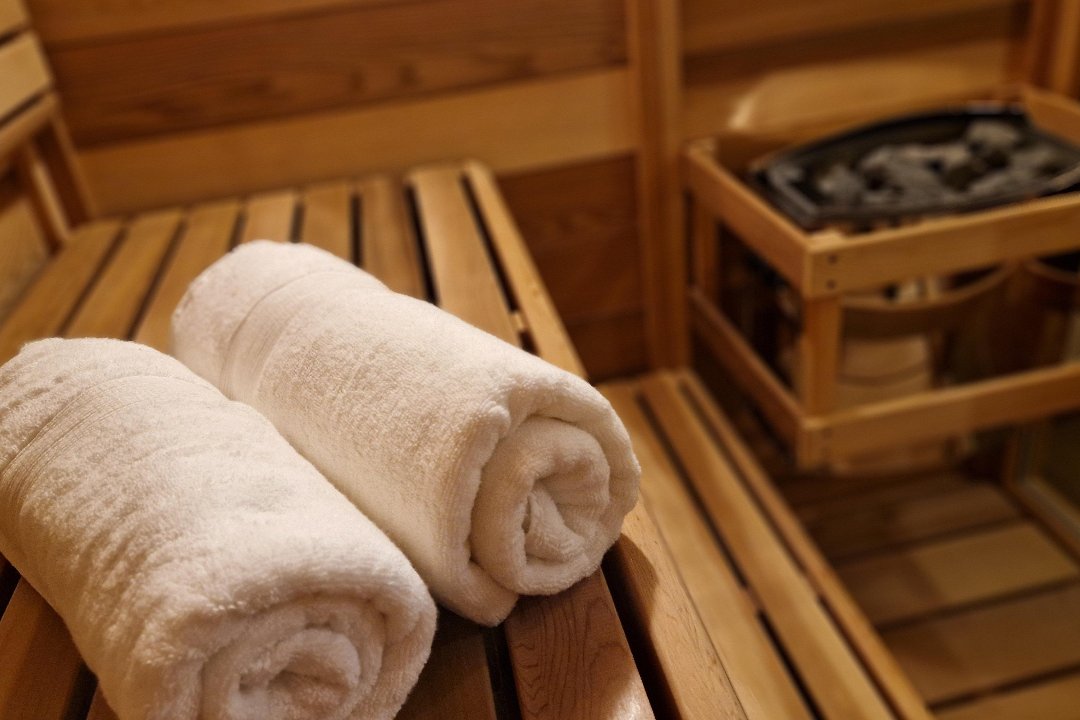 Fresh towels and amenities prepared for a detox treatment at Nuad Thai Massage Athens